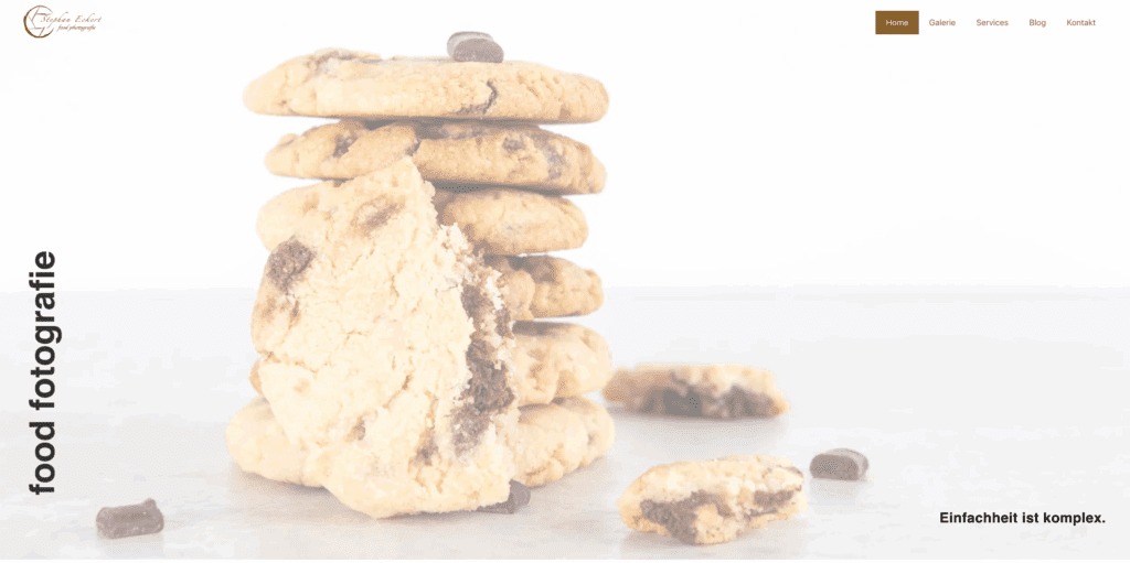 Maschsee Hannover - Ein Stapel Schokoladenkekse liegt auf einer hellen Fläche, mit Krümeln und Schokoladenstücken in der Nähe. "Food fotografie" erscheint vertikal auf der linken Seite, die perfekte Inspiration, wenn Sie eine Website für Ihre Bäckerei erstellen lassen wollen. Ein Navigationsmenü befindet sich in der oberen rechten Ecke. - maschseefest Hannover