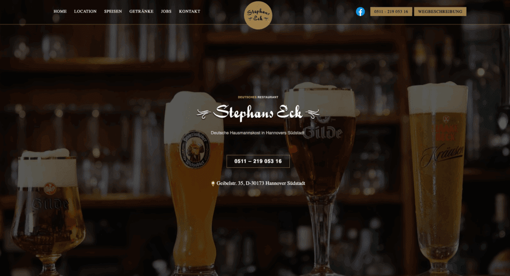 Maschsee Hannover - Eine Website-Homepage für Stephans Eck, ein deutsches Restaurant, mit vier hohen Biergläsern im Vordergrund und Regalen mit Gläsern und Flaschen dahinter. Die Kontaktdaten des Restaurants stehen im Mittelpunkt - Website erstellen lassen für ein ähnliches Design. - maschseefest Hannover