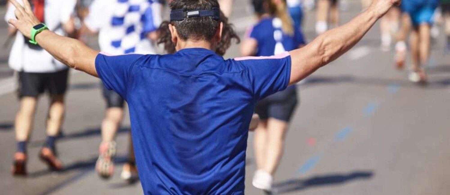 Maschsee Hannover – Inmitten des energiegeladenen Treibens beim ADAC Marathon Hannover 2025 reckt ein Läufer in blauem Shirt und schwarzer Kappe triumphierend die Arme in die Höhe. Er fällt aus der Menge der Teilnehmer auf, die alle in unterschiedlicher Sportkleidung die sonnige Straße entlangrennen. – maschseefest Hannover Maschsee Hannover - Inmitten des energiegeladenen Treibens beim ADAC Marathon Hannover 2025 reckt ein Läufer in blauem Shirt und schwarzer Kappe triumphierend die Arme in die Höhe. Er fällt aus der Menge der Teilnehmer auf, die alle in unterschiedlicher Sportkleidung die sonnige Straße entlangrennen. - maschseefest Hannover
