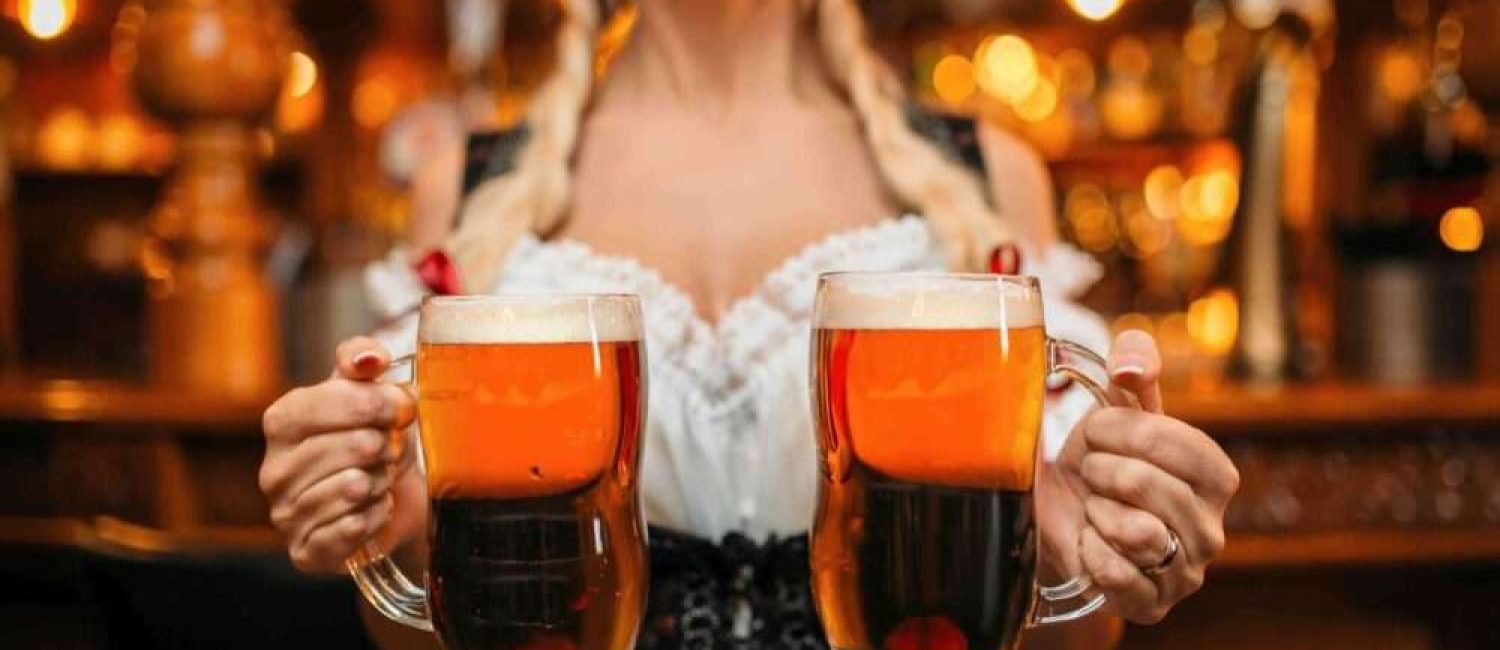 Maschsee Hannover - Eine Frau mit geflochtenen blonden Haaren hält zwei große Bierkrüge und verkörpert damit die festliche Stimmung der Hannoveraner Wiesn. Sie trägt ein traditionelles Dirndl, und der Hintergrund ist ein bezauberndes Spiel aus Lichtern und Barelementen. - maschseefest Hannover