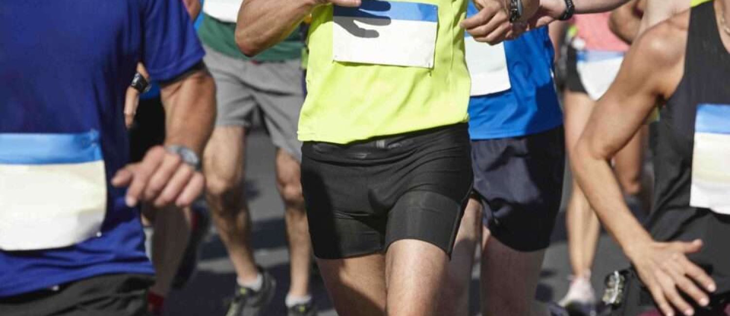 Maschsee Hannover – Mittelteil einer Läufergruppe beim Silvesterlauf Hannover 2025. Sie tragen Sportkleidung, ihre Startnummern sind gut sichtbar an ihren Shirts befestigt. Der Fokus liegt auf ihren Beinen und Oberkörpern, während sie dicht an dicht auf einer asphaltierten Straße laufen und so den Geist der Veranstaltung verkörpern. – maschseefest Hannover Maschsee Hannover - Mittelteil einer Läufergruppe beim Silvesterlauf Hannover 2025. Sie tragen Sportkleidung, ihre Startnummern sind gut sichtbar an ihren Shirts befestigt. Der Fokus liegt auf ihren Beinen und Oberkörpern, während sie dicht an dicht auf einer asphaltierten Straße laufen und so den Geist der Veranstaltung verkörpern. - maschseefest Hannover